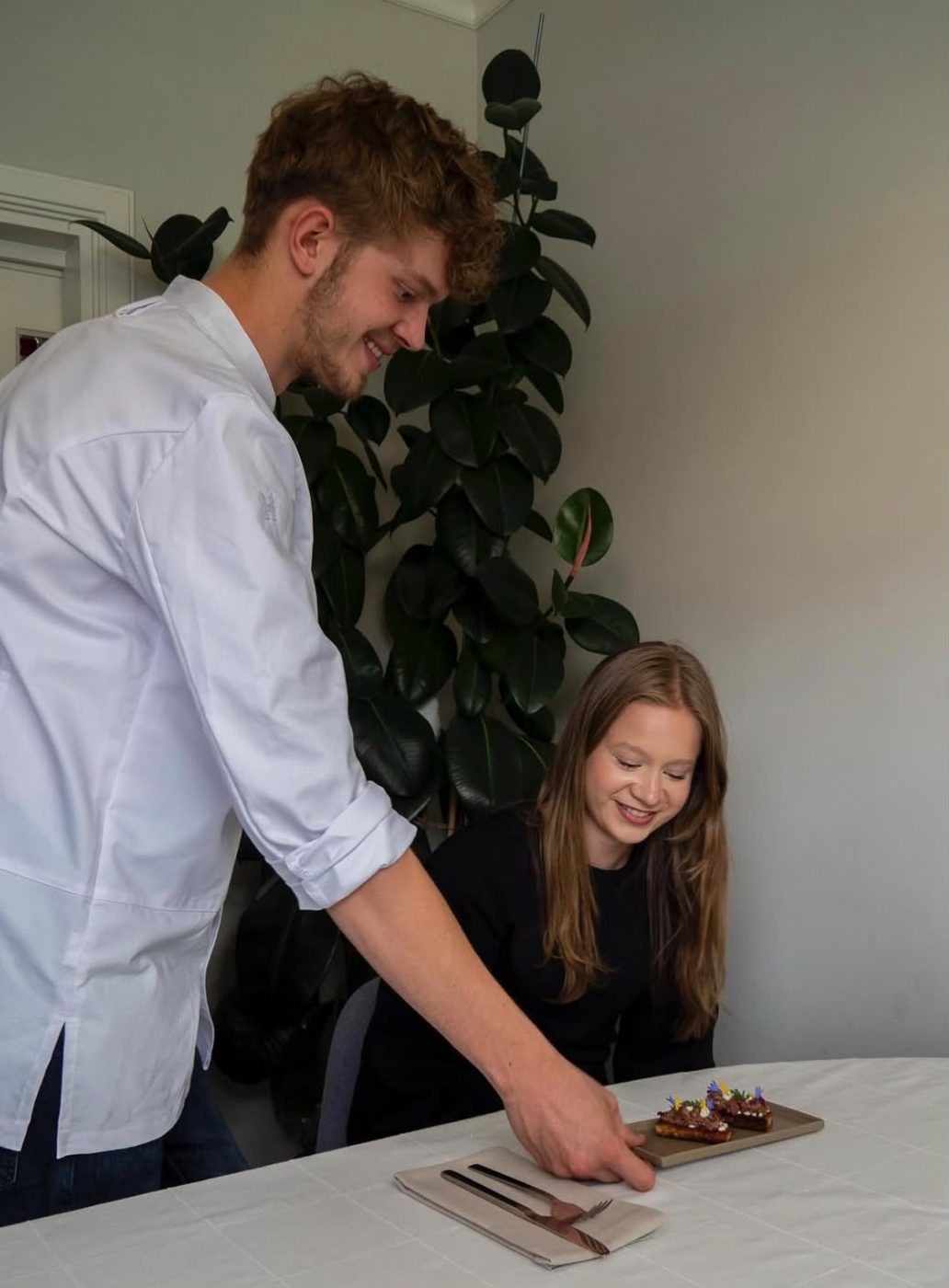 Privé diner aan huis in Tilburg: chef Mees serveert een gerecht aan tafel